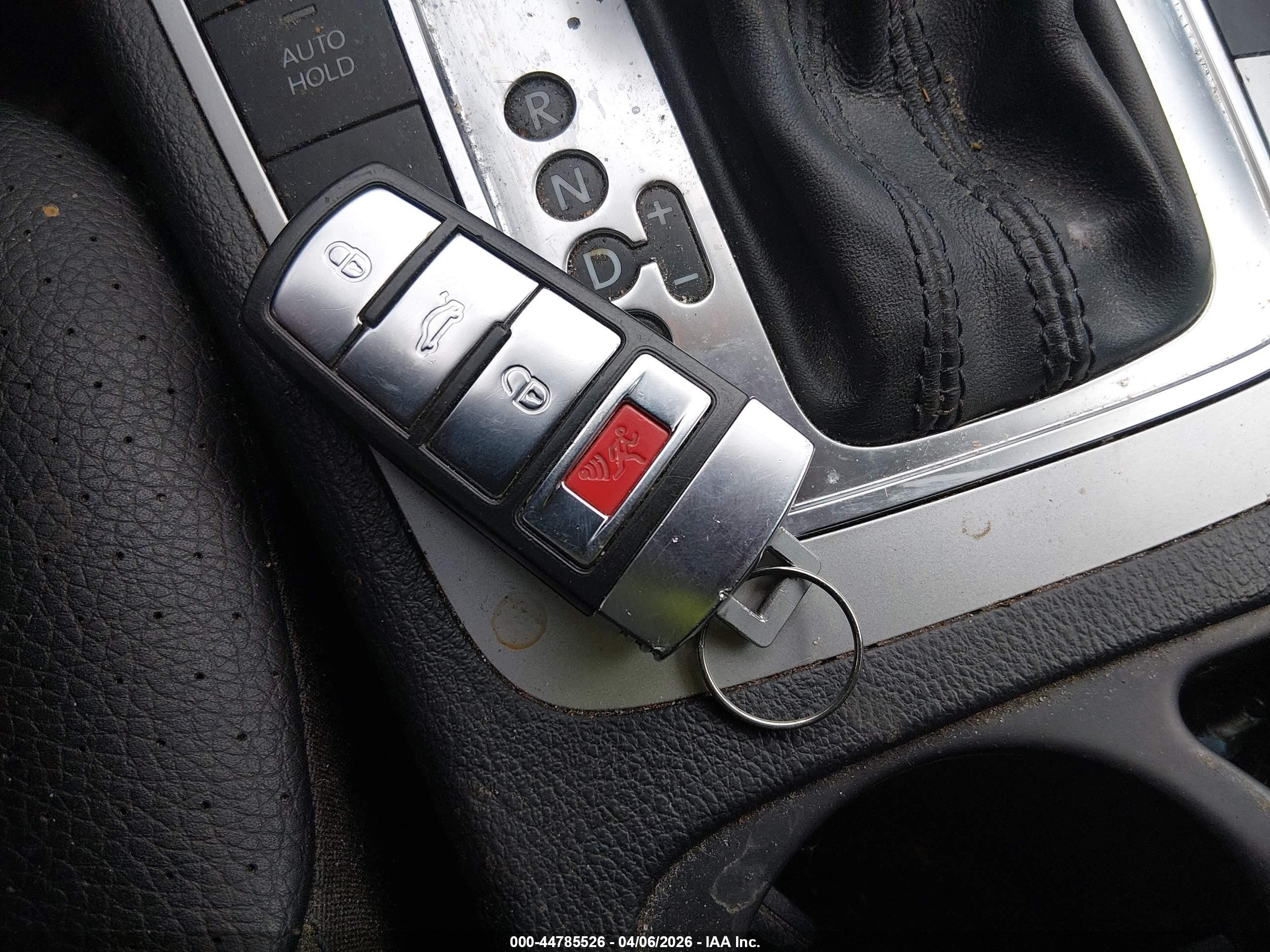 2010 Volkswagen Passat Komfort Черный vin: WVWXM7ANXAE145024