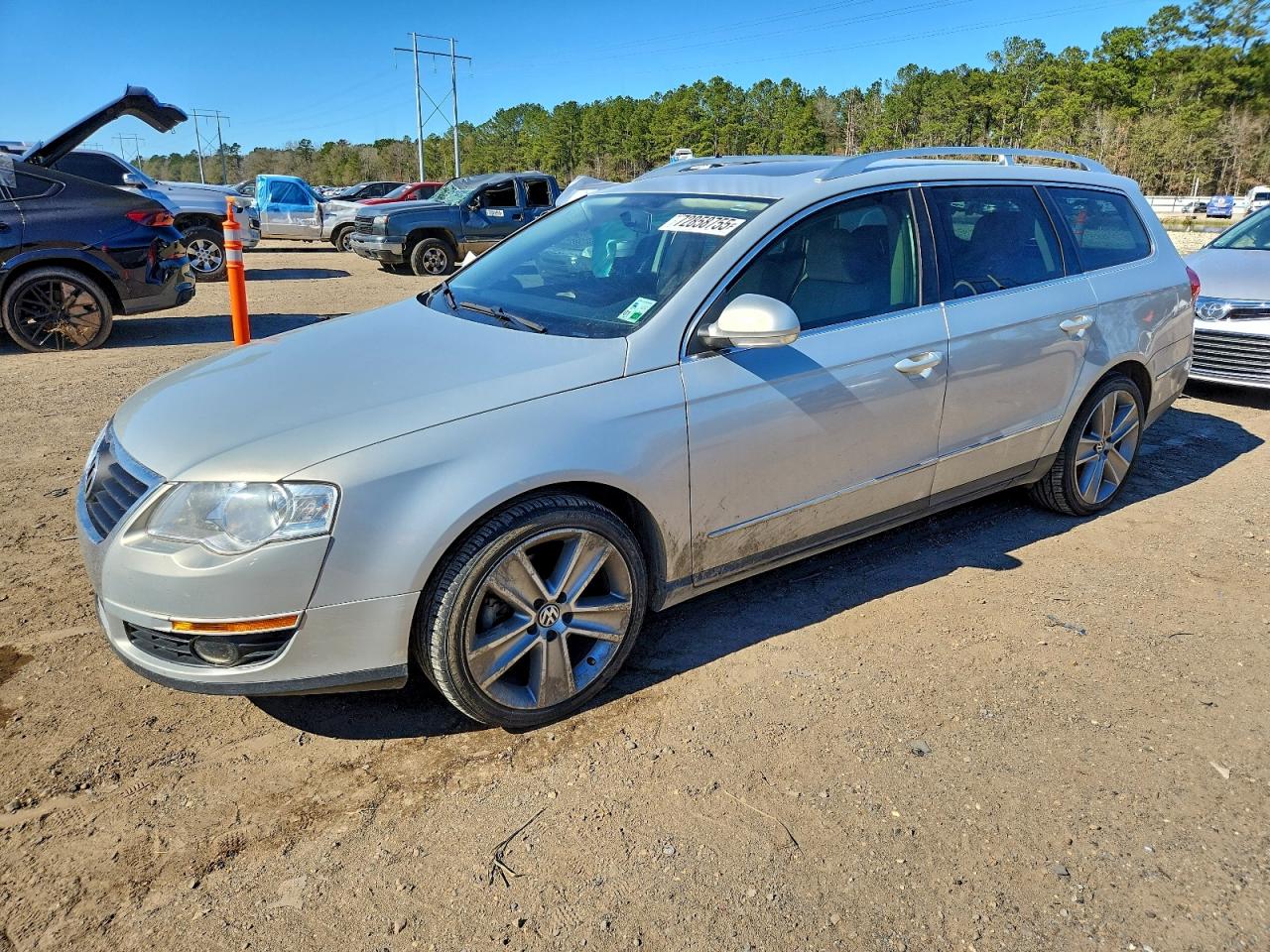 2010 Volkswagen Passat Komfort Silver vin: WVWXM9AN1AE098994