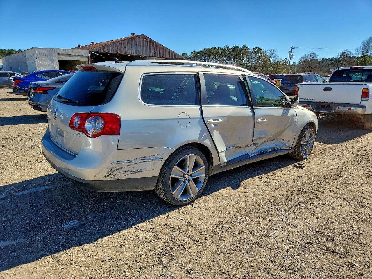 2010 Volkswagen Passat Komfort Silver vin: WVWXM9AN1AE098994