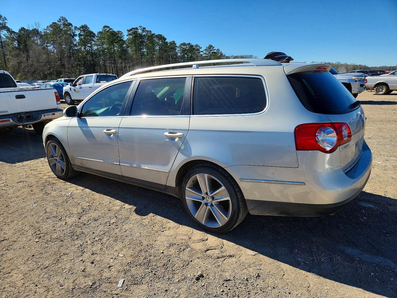 2010 Volkswagen Passat Komfort Silver vin: WVWXM9AN1AE098994