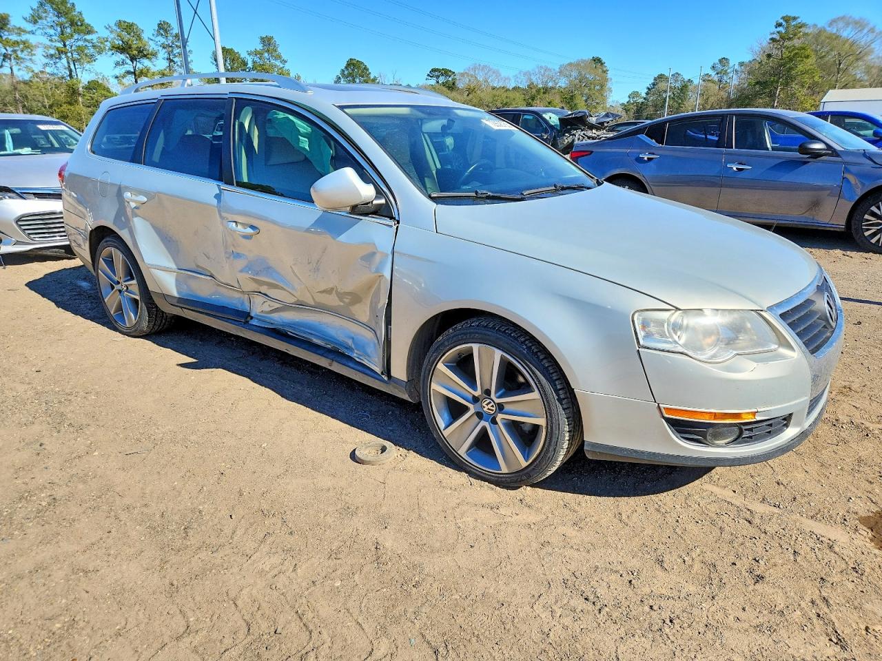 2010 Volkswagen Passat Komfort Silver vin: WVWXM9AN1AE098994