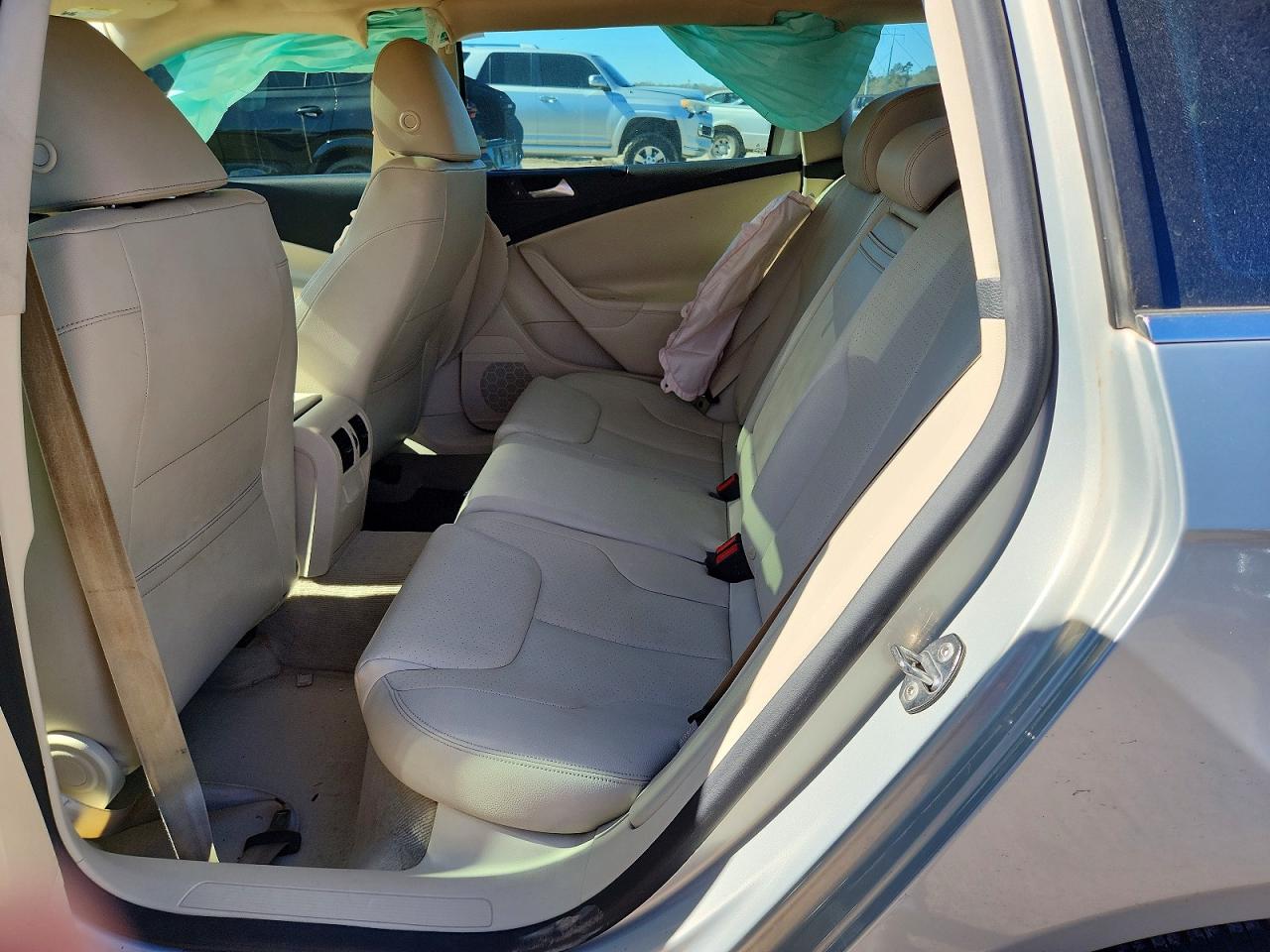 2010 Volkswagen Passat Komfort Silver vin: WVWXM9AN1AE098994