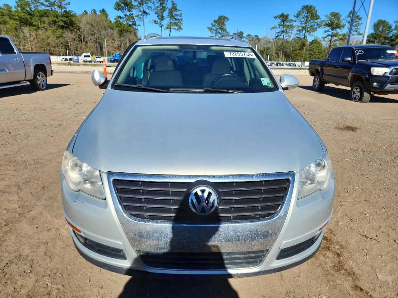 2010 Volkswagen Passat Komfort Silver vin: WVWXM9AN1AE098994