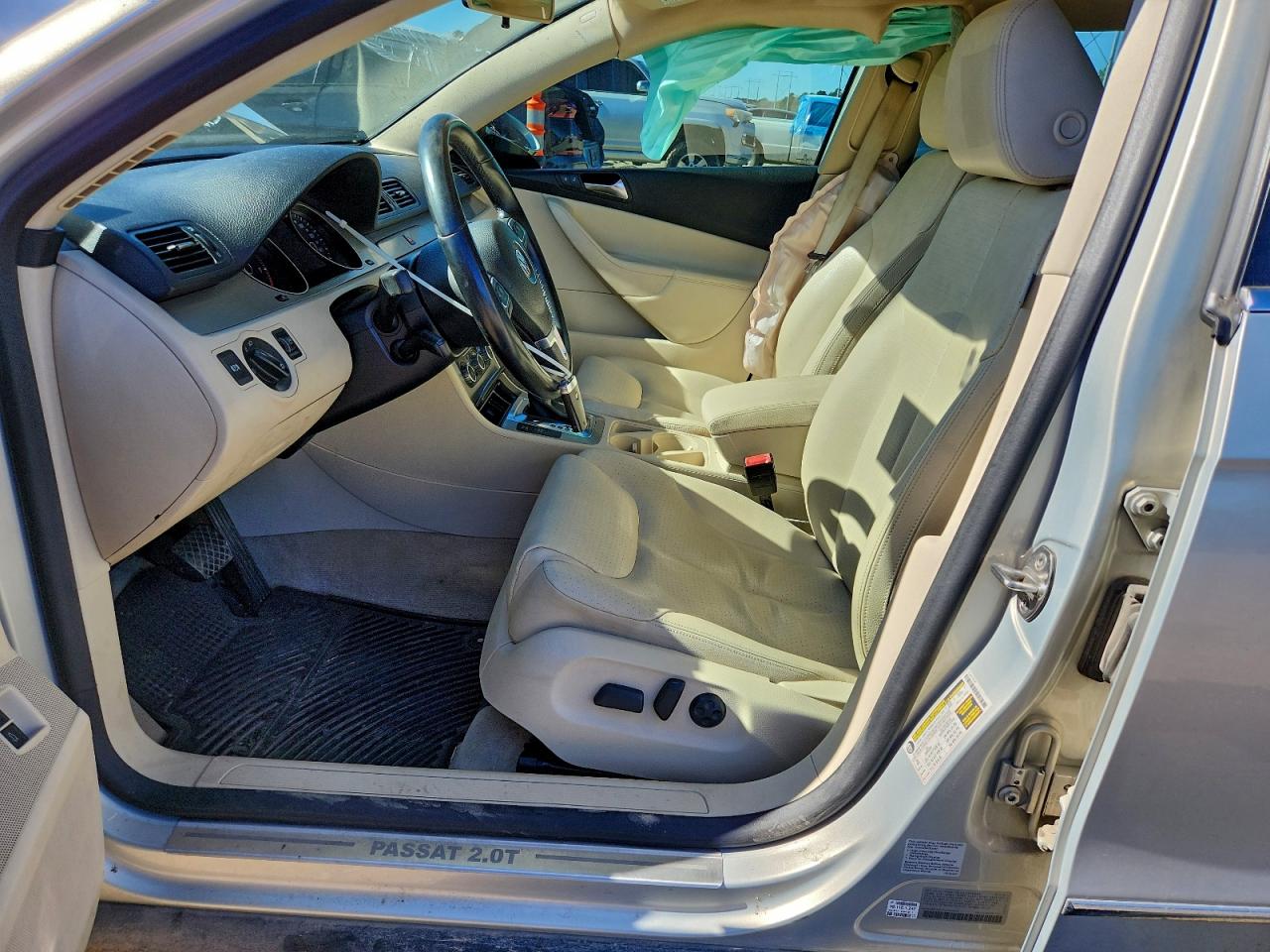 2010 Volkswagen Passat Komfort Silver vin: WVWXM9AN1AE098994