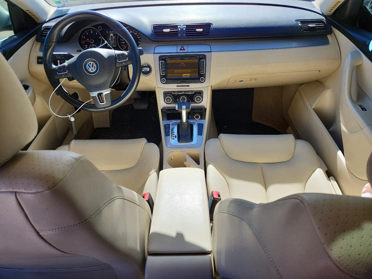 2010 Volkswagen Passat Komfort Silver vin: WVWXM9AN1AE098994