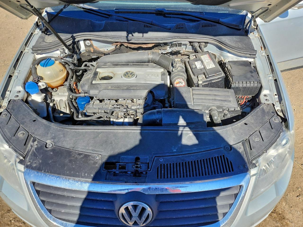 2010 Volkswagen Passat Komfort Silver vin: WVWXM9AN1AE098994