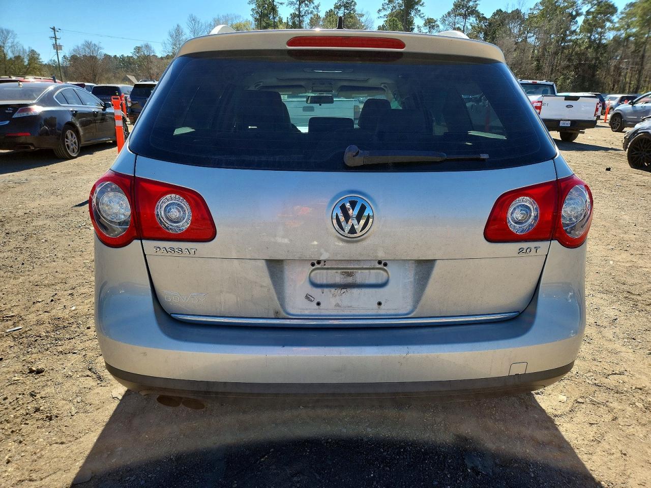 2010 Volkswagen Passat Komfort Silver vin: WVWXM9AN1AE098994