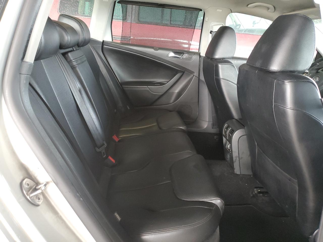 2010 Volkswagen Passat Komfort Silver vin: WVWXM9AN3AE070405