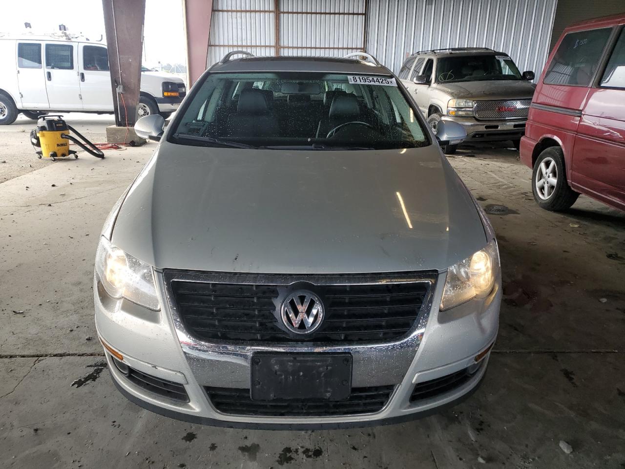 2010 Volkswagen Passat Komfort Silver vin: WVWXM9AN3AE070405