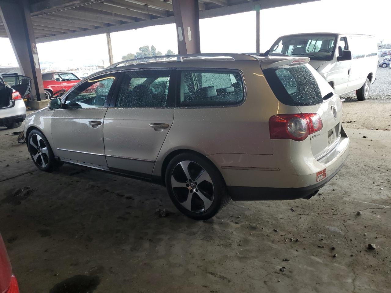 2010 Volkswagen Passat Komfort Silver vin: WVWXM9AN3AE070405