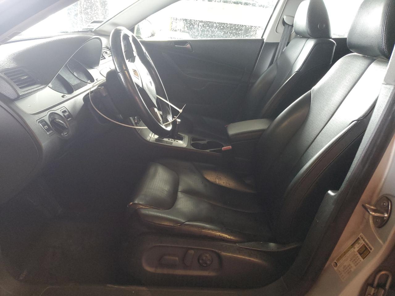 2010 Volkswagen Passat Komfort Silver vin: WVWXM9AN3AE070405