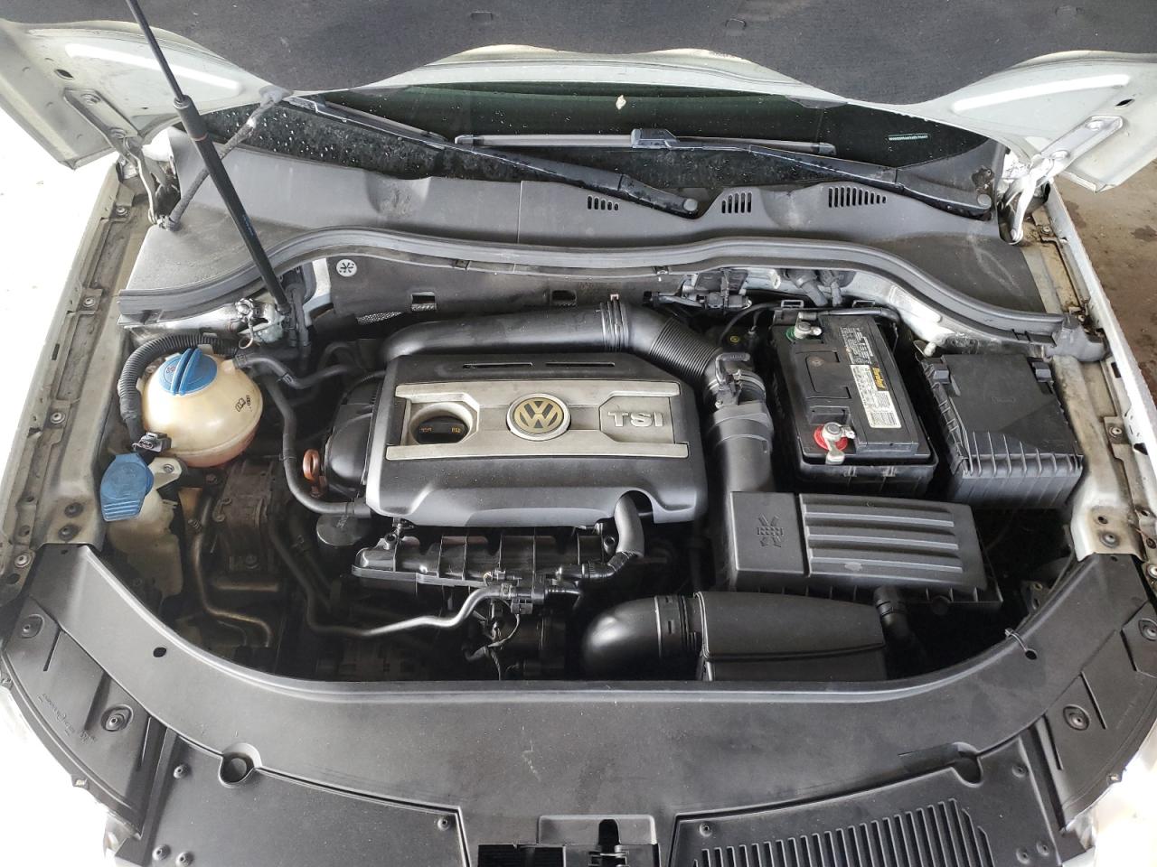 2010 Volkswagen Passat Komfort Silver vin: WVWXM9AN3AE070405