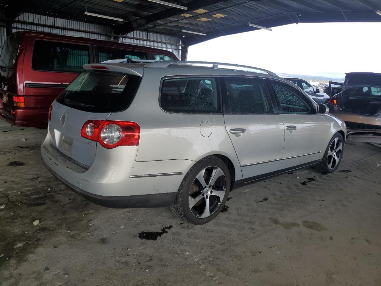 2010 Volkswagen Passat Komfort Silver vin: WVWXM9AN3AE070405