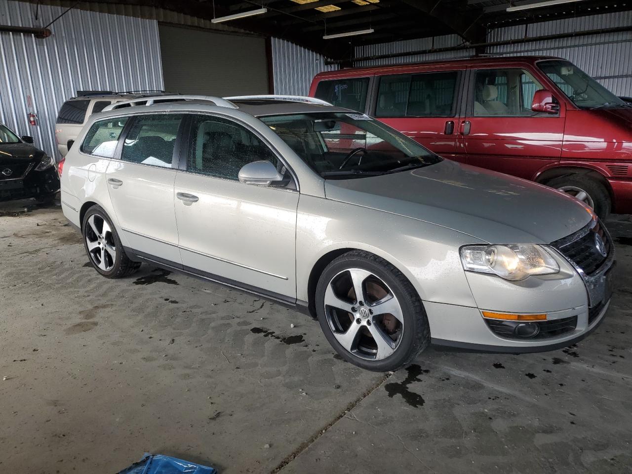 2010 Volkswagen Passat Komfort Silver vin: WVWXM9AN3AE070405