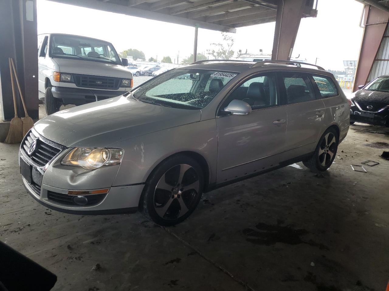 2010 Volkswagen Passat Komfort Silver vin: WVWXM9AN3AE070405