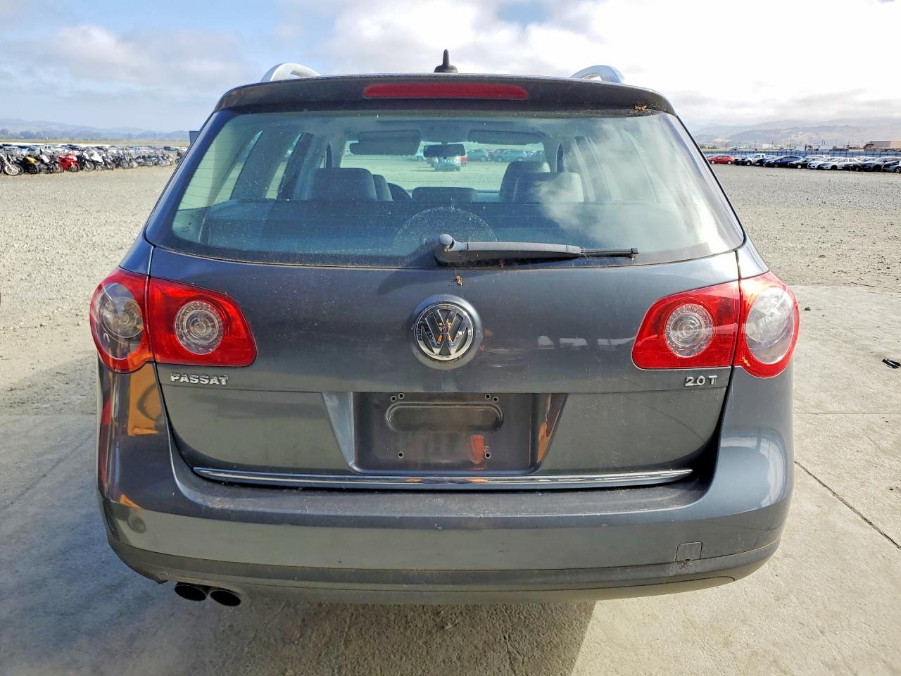 2010 Volkswagen Passat Komfort Blue vin: WVWXM9AN5AE075055