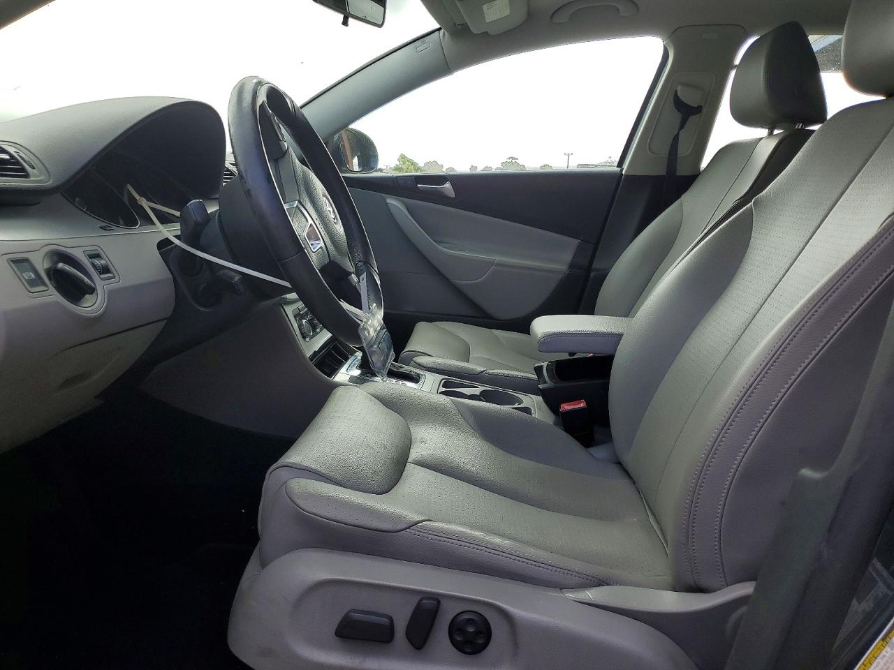 2010 Volkswagen Passat Komfort Blue vin: WVWXM9AN5AE075055