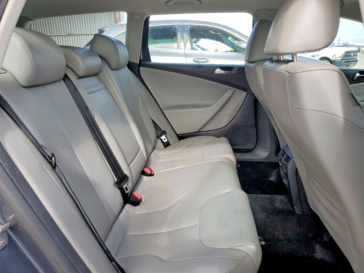 2010 Volkswagen Passat Komfort Blue vin: WVWXM9AN5AE075055