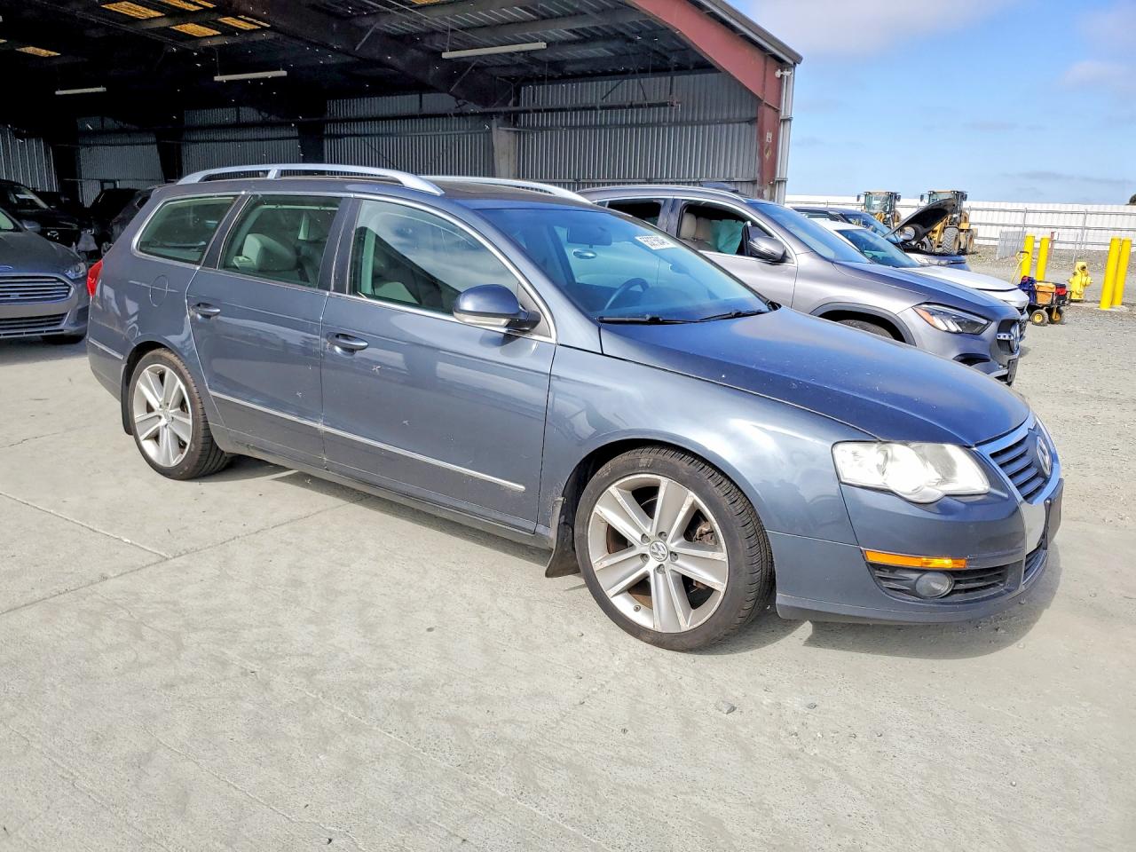 2010 Volkswagen Passat Komfort Blue vin: WVWXM9AN5AE075055