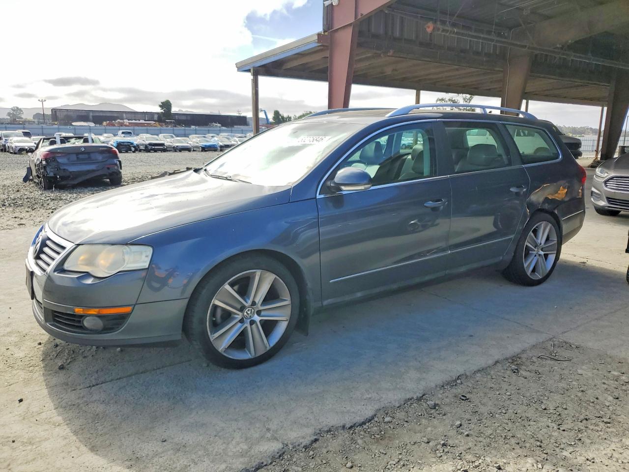 2010 Volkswagen Passat Komfort Blue vin: WVWXM9AN5AE075055