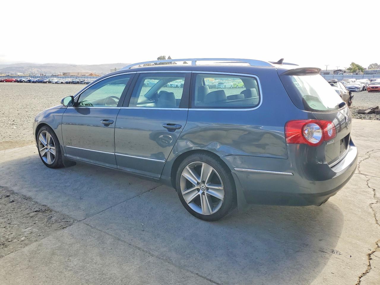 2010 Volkswagen Passat Komfort Blue vin: WVWXM9AN5AE075055