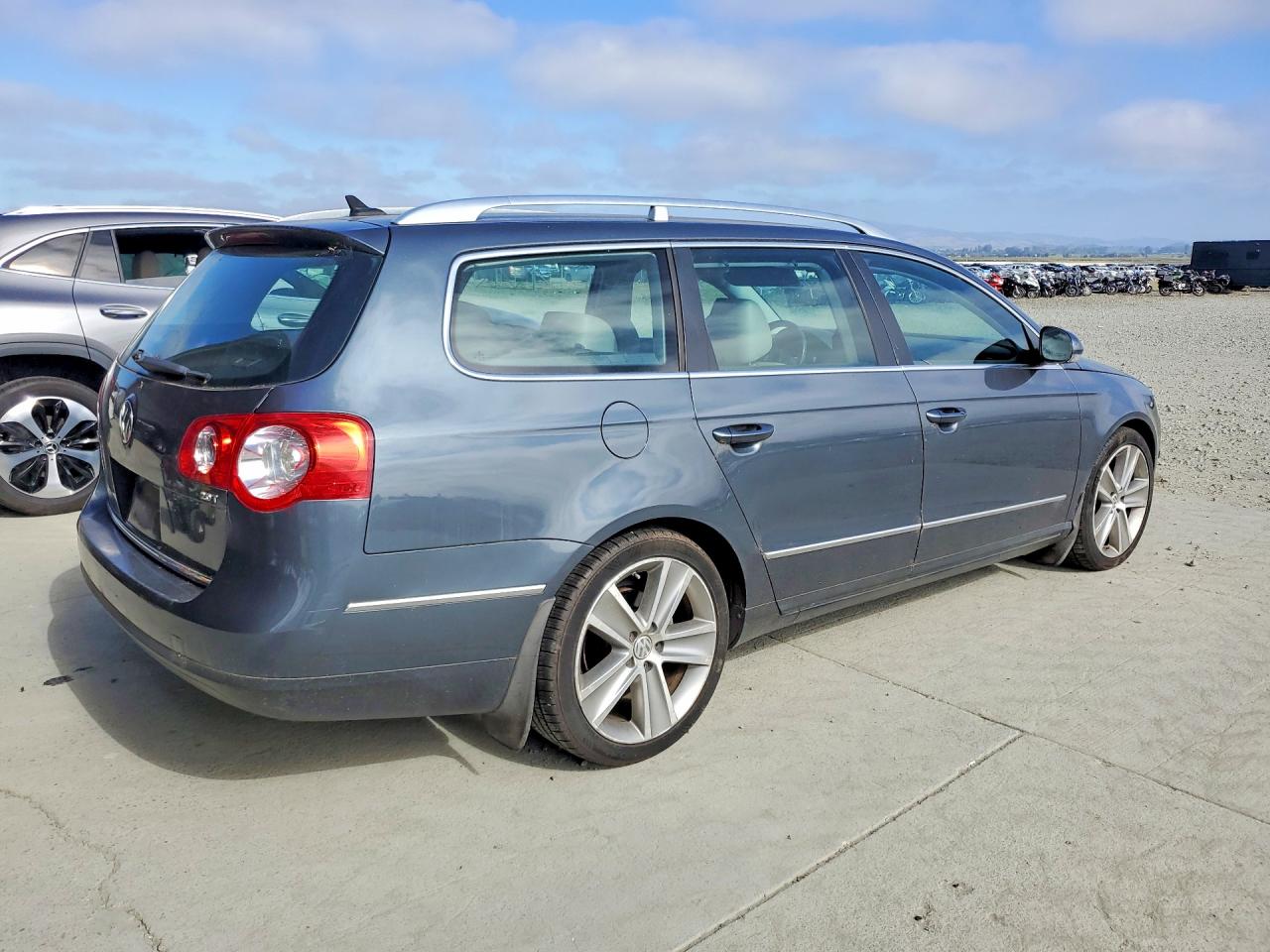 2010 Volkswagen Passat Komfort Blue vin: WVWXM9AN5AE075055
