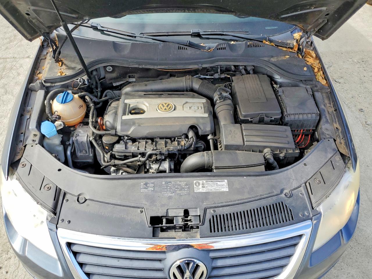 2010 Volkswagen Passat Komfort Blue vin: WVWXM9AN5AE075055