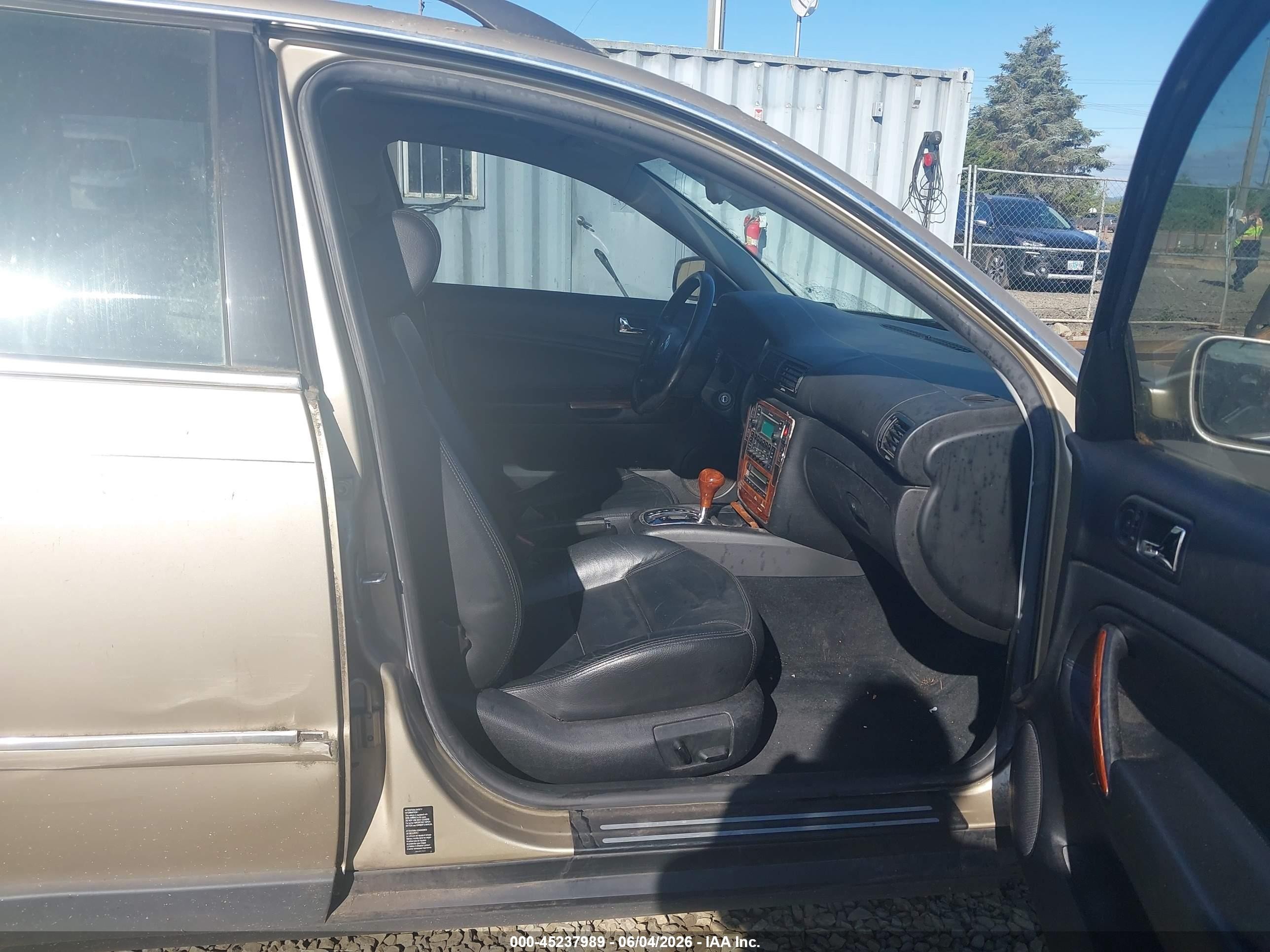 2002 Volkswagen Passat Glx Gold vin: WVWYH63B02E196622