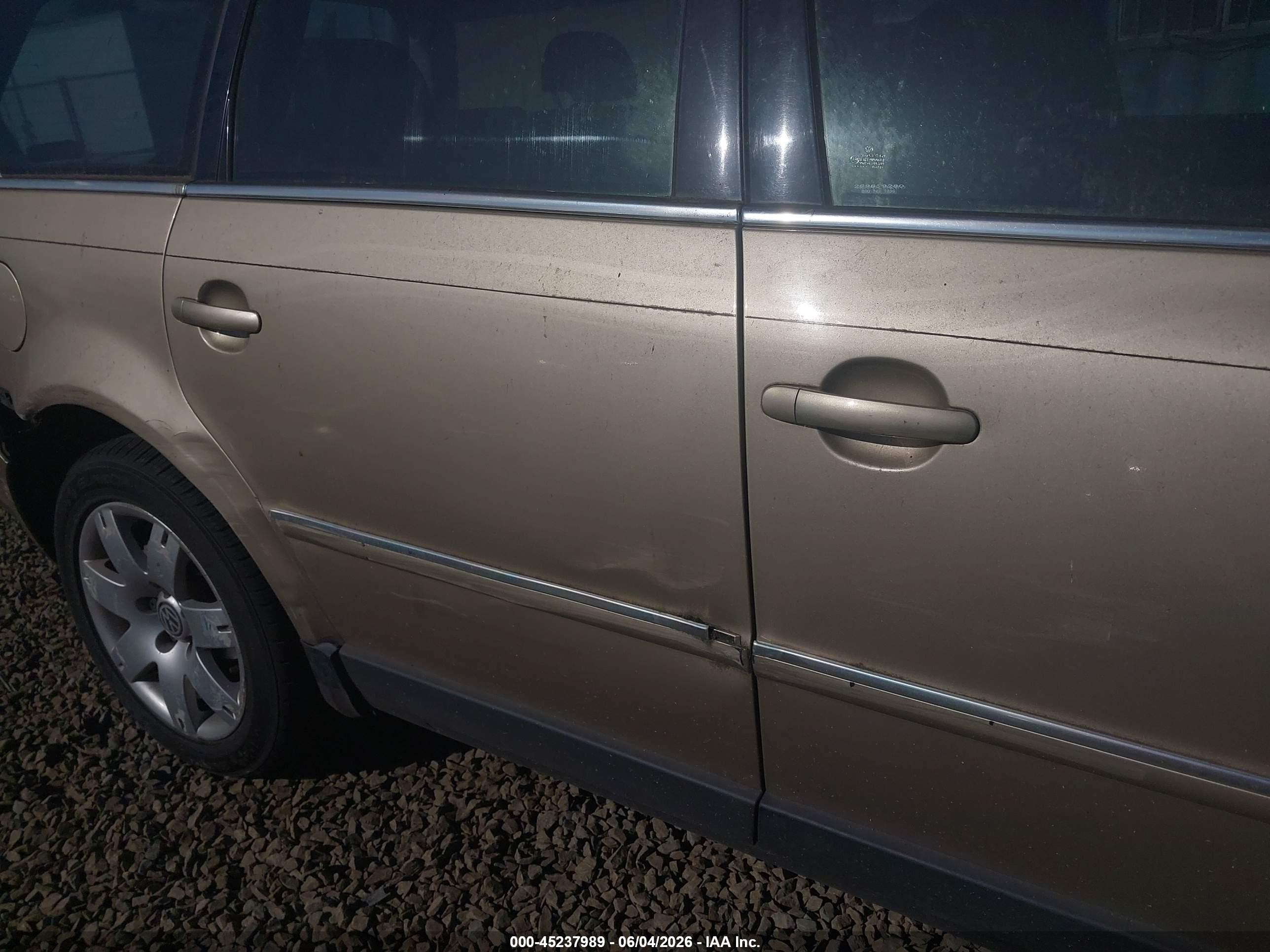 2002 Volkswagen Passat Glx Gold vin: WVWYH63B02E196622