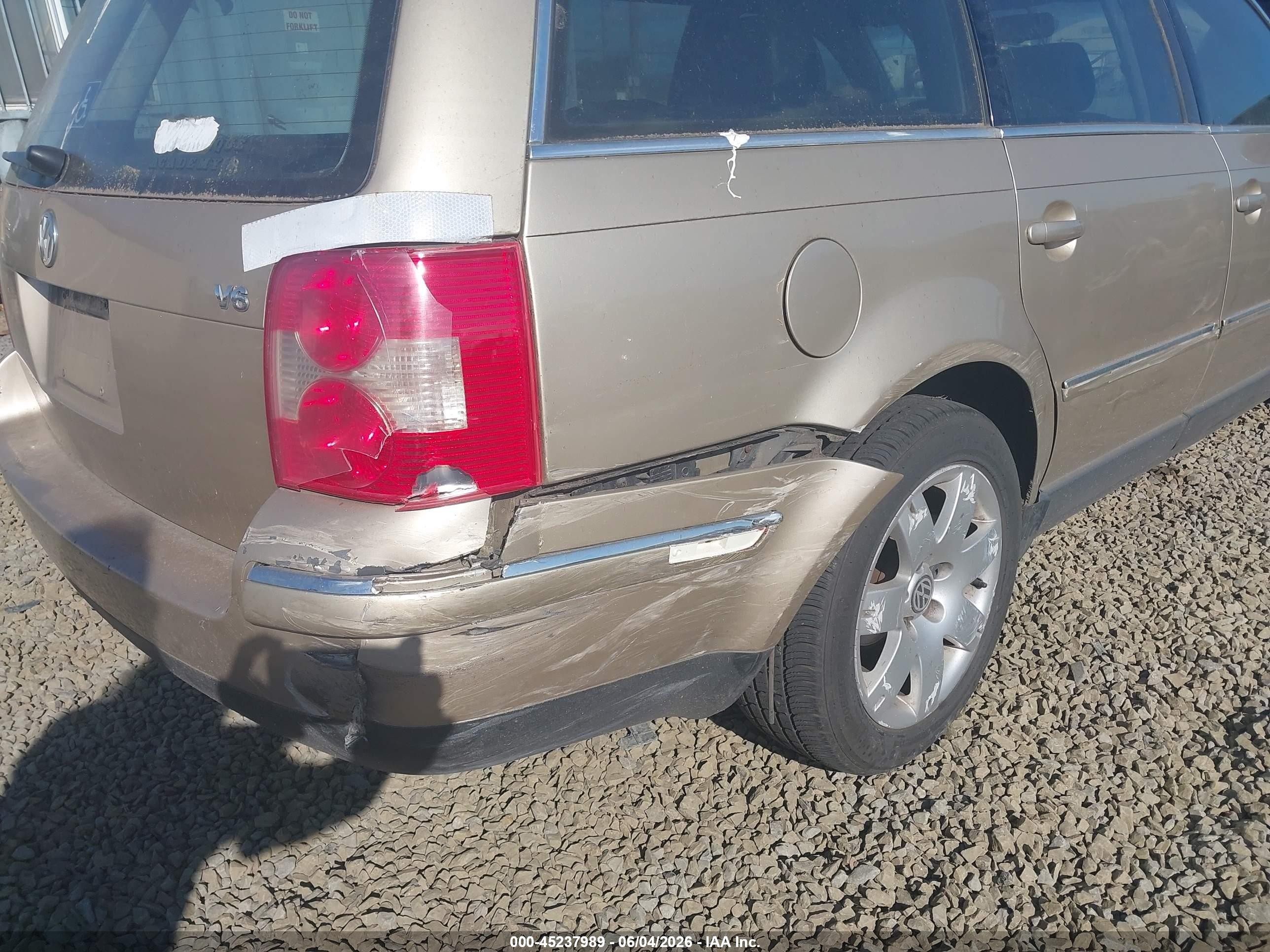 2002 Volkswagen Passat Glx Gold vin: WVWYH63B02E196622