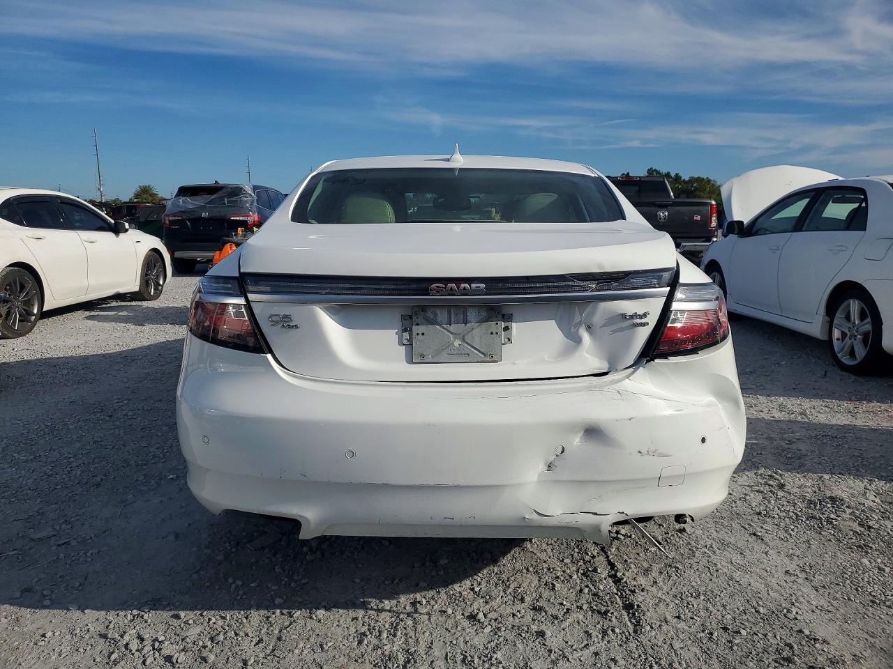 2010 Saab 9-5 Aero White vin: YS3GR4BJ4A4002449