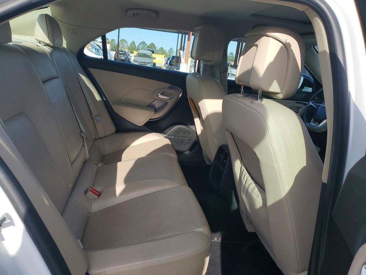 2010 Saab 9-5 Aero White vin: YS3GR4BJ4A4002449