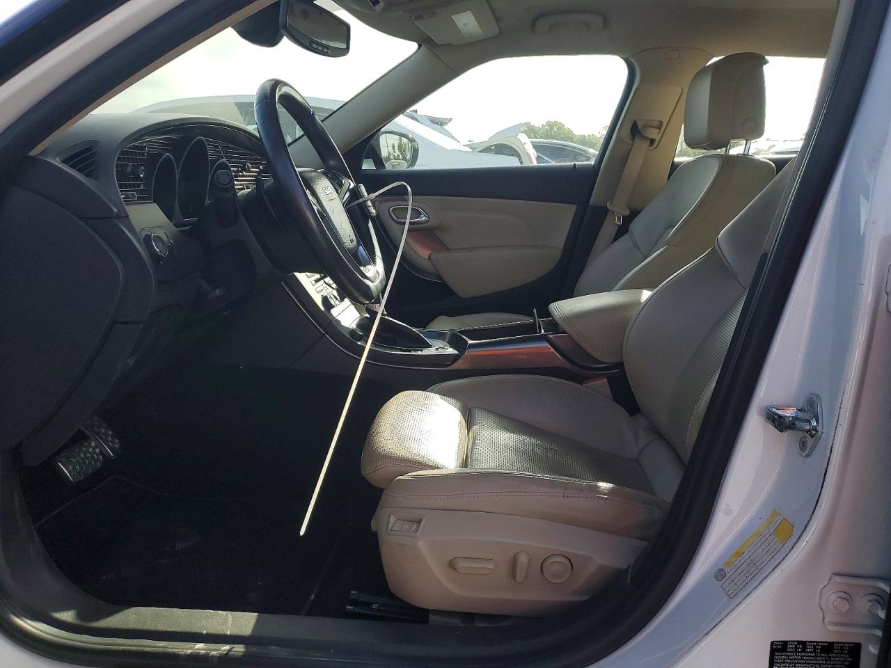 2010 Saab 9-5 Aero White vin: YS3GR4BJ4A4002449