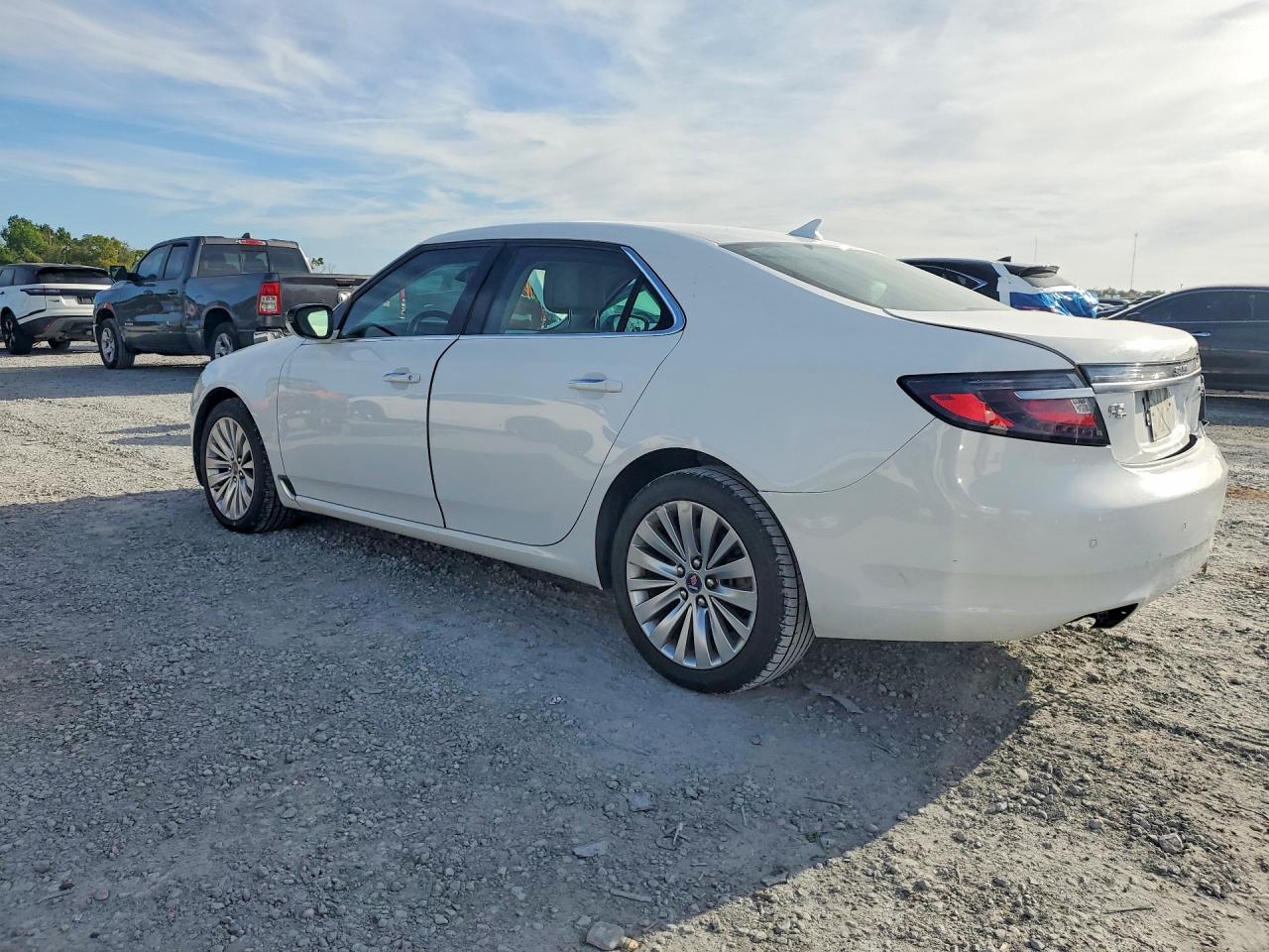 2010 Saab 9-5 Aero White vin: YS3GR4BJ4A4002449