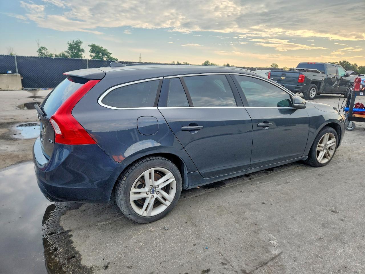 2015 Volvo V60 Premier Gray vin: YV126MEB2F1199574