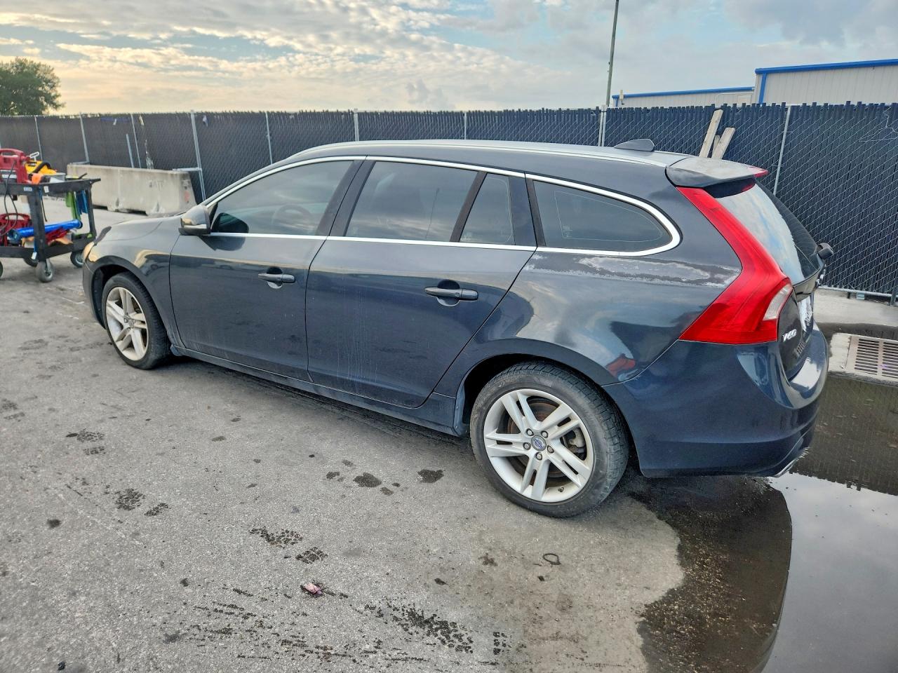 2015 Volvo V60 Premier Gray vin: YV126MEB2F1199574