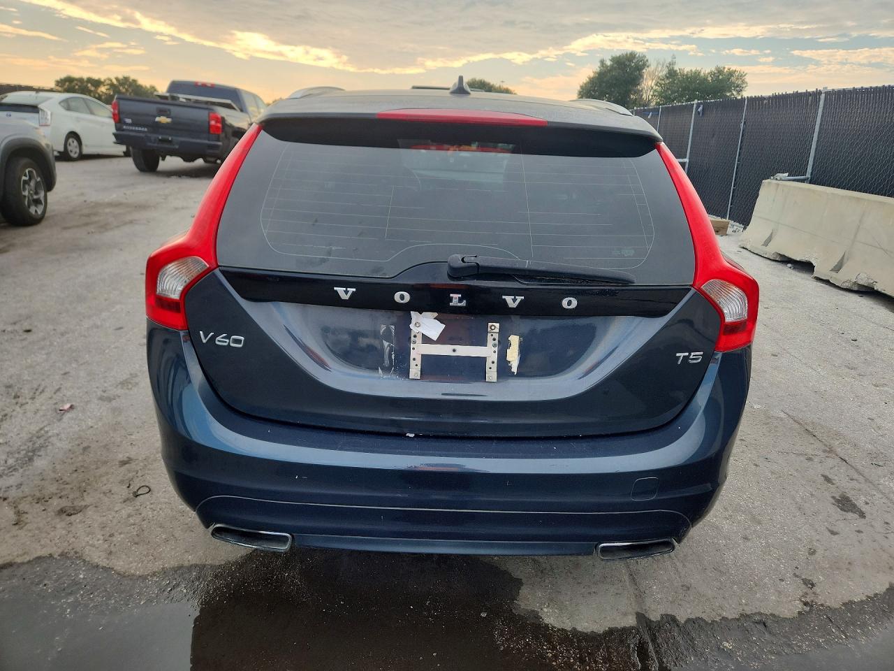 2015 Volvo V60 Premier Gray vin: YV126MEB2F1199574
