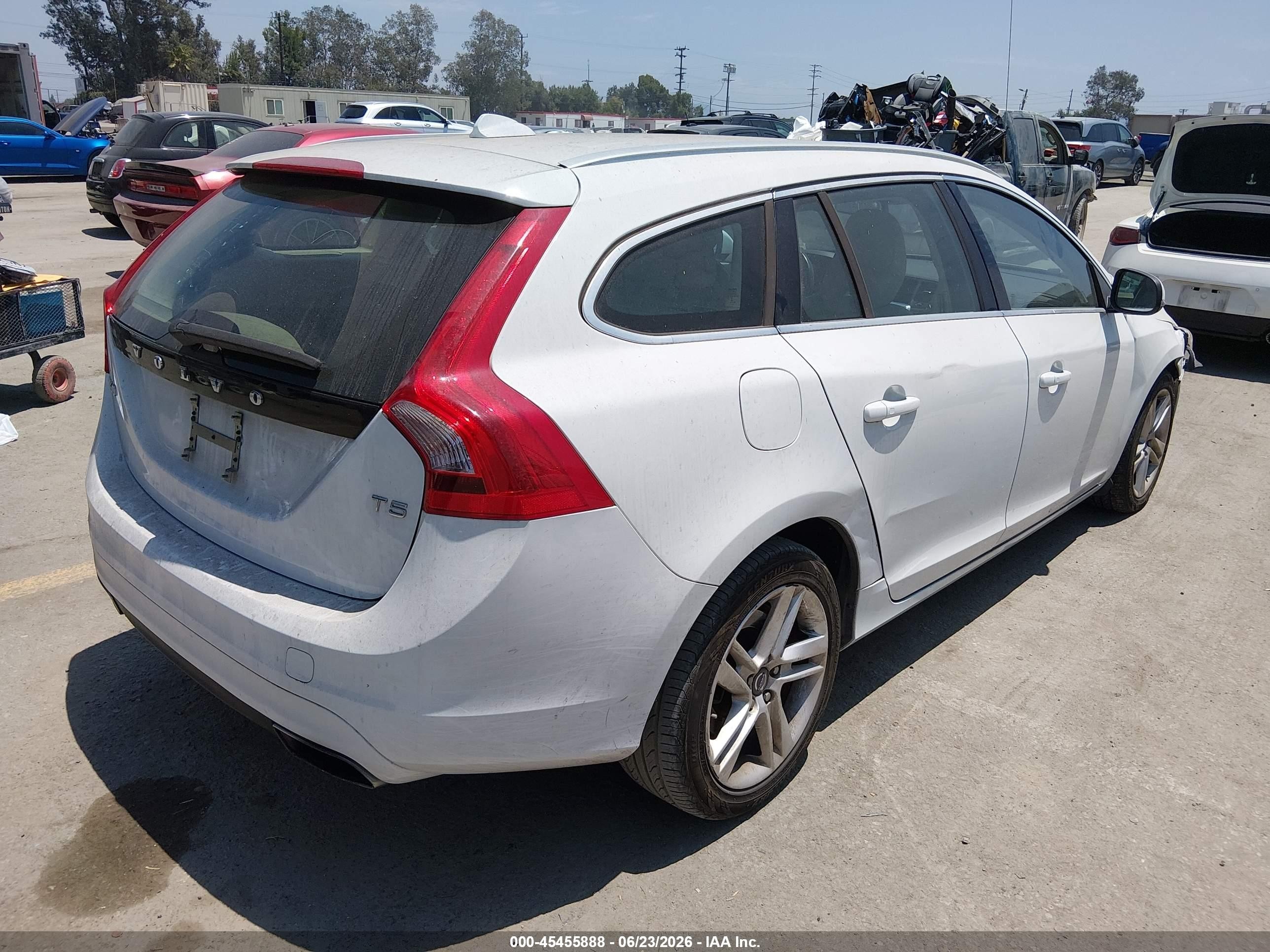 2015 Volvo V60 T5 Premier White vin: YV126MEB3F1207889