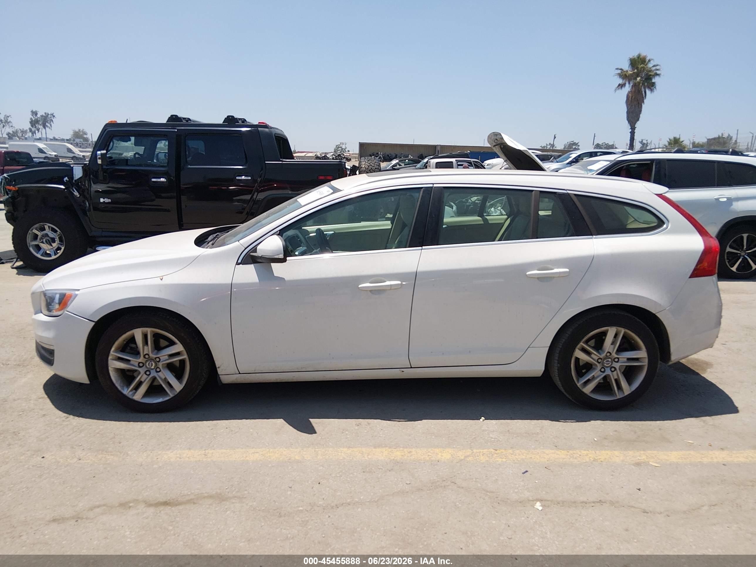 2015 Volvo V60 T5 Premier White vin: YV126MEB3F1207889