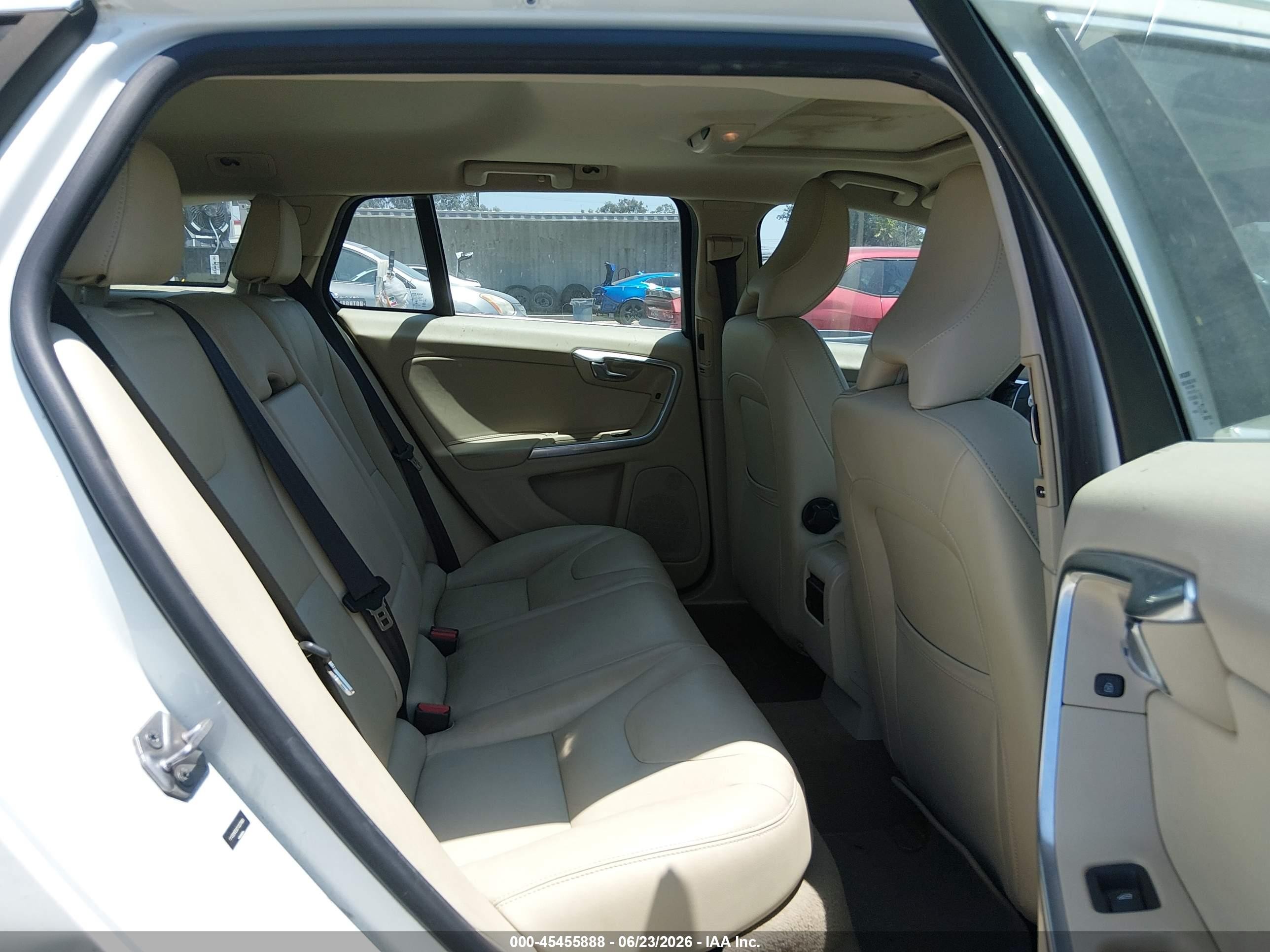 2015 Volvo V60 T5 Premier White vin: YV126MEB3F1207889