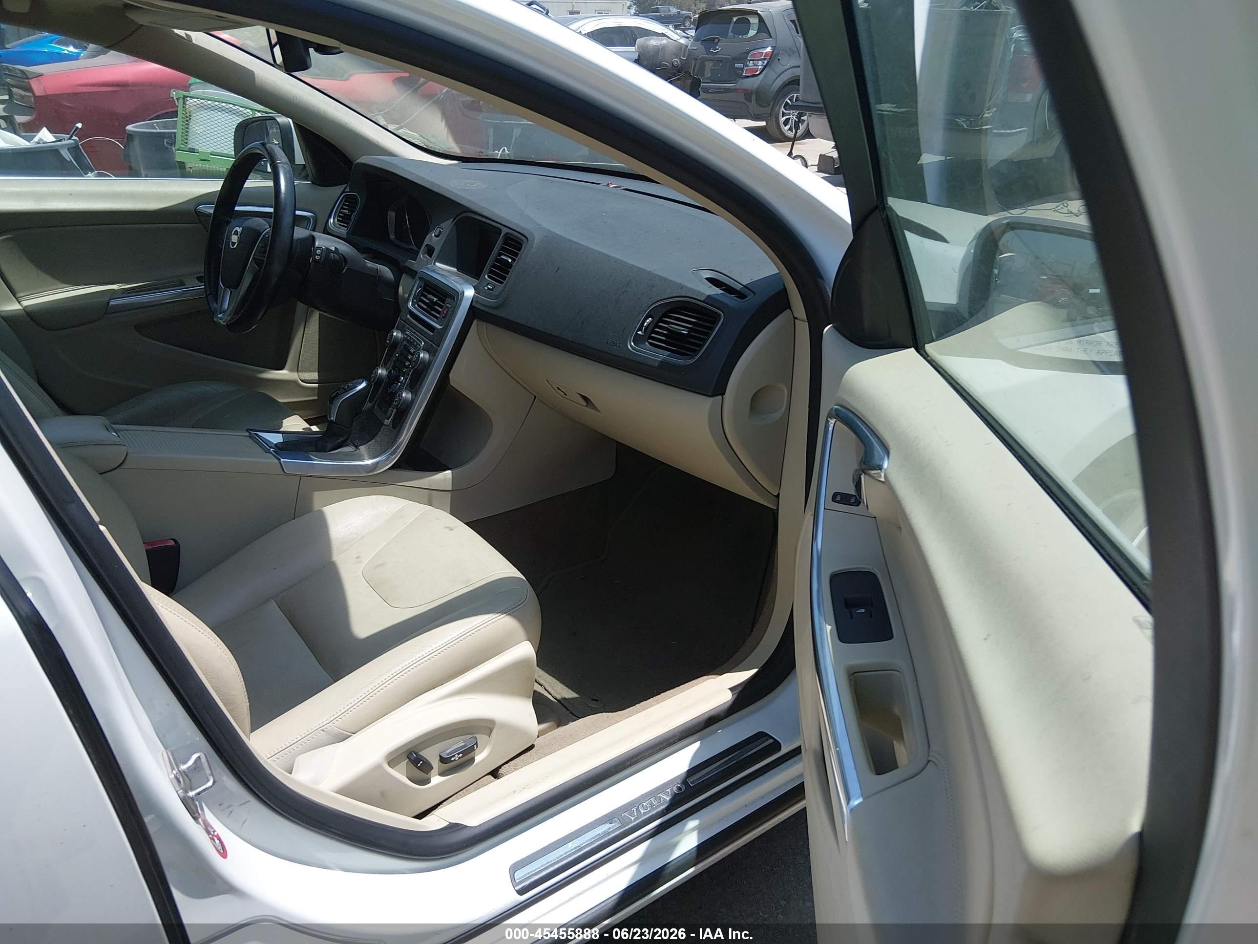 2015 Volvo V60 T5 Premier White vin: YV126MEB3F1207889