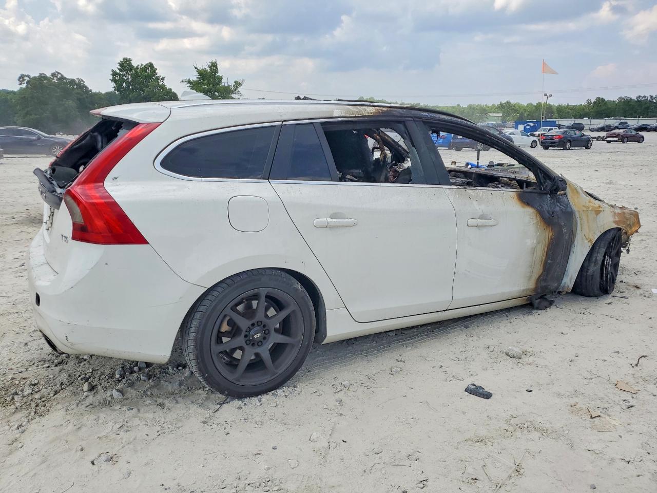 2015 Volvo V60 Premier White vin: YV126MEB7F1200752
