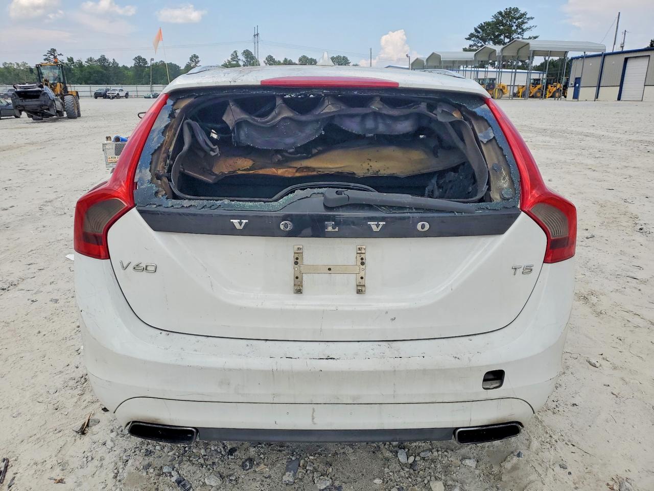2015 Volvo V60 Premier White vin: YV126MEB7F1200752