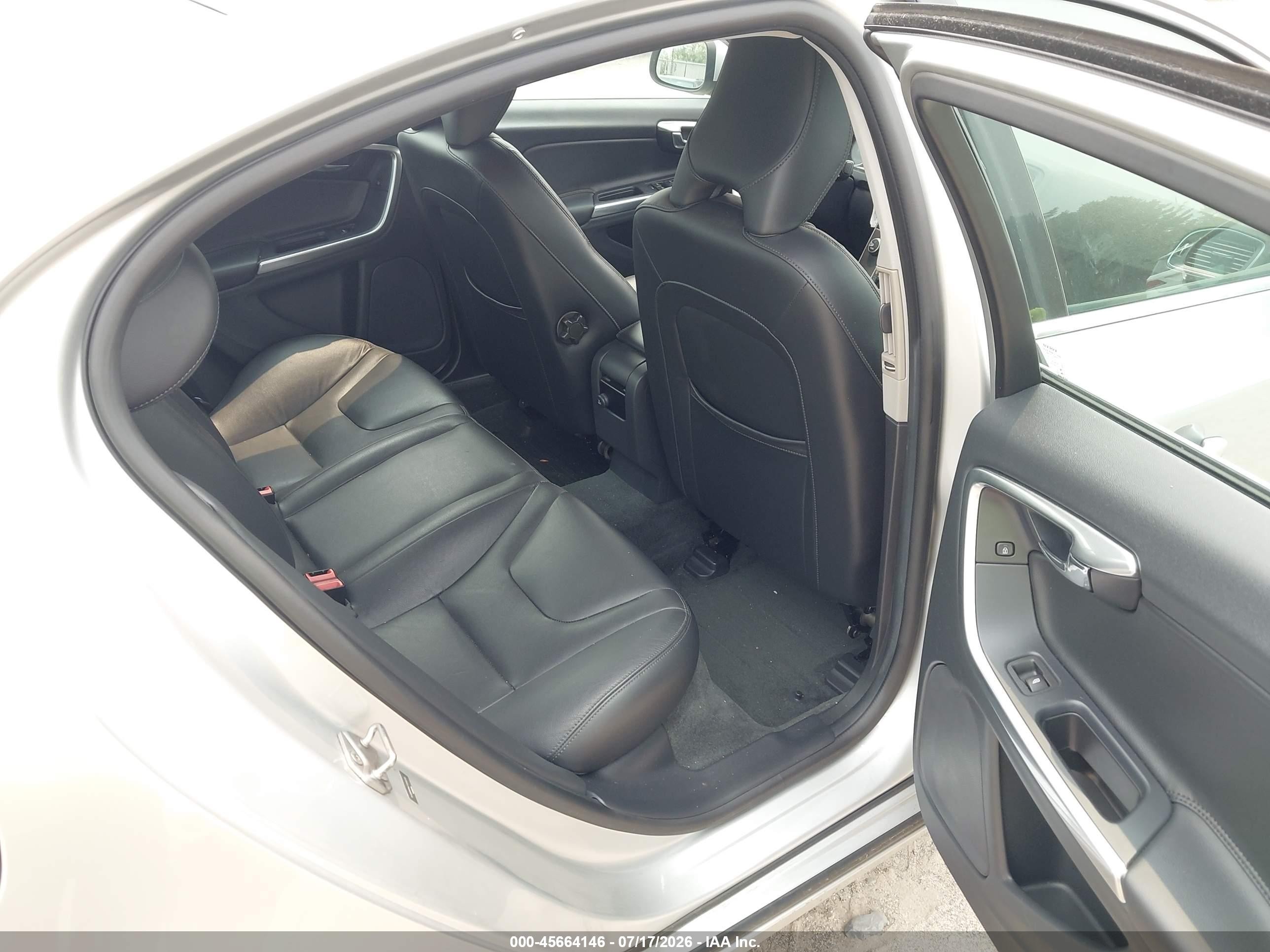 2015 Volvo S60 T5 Premier Silver vin: YV126MFB4F1305070