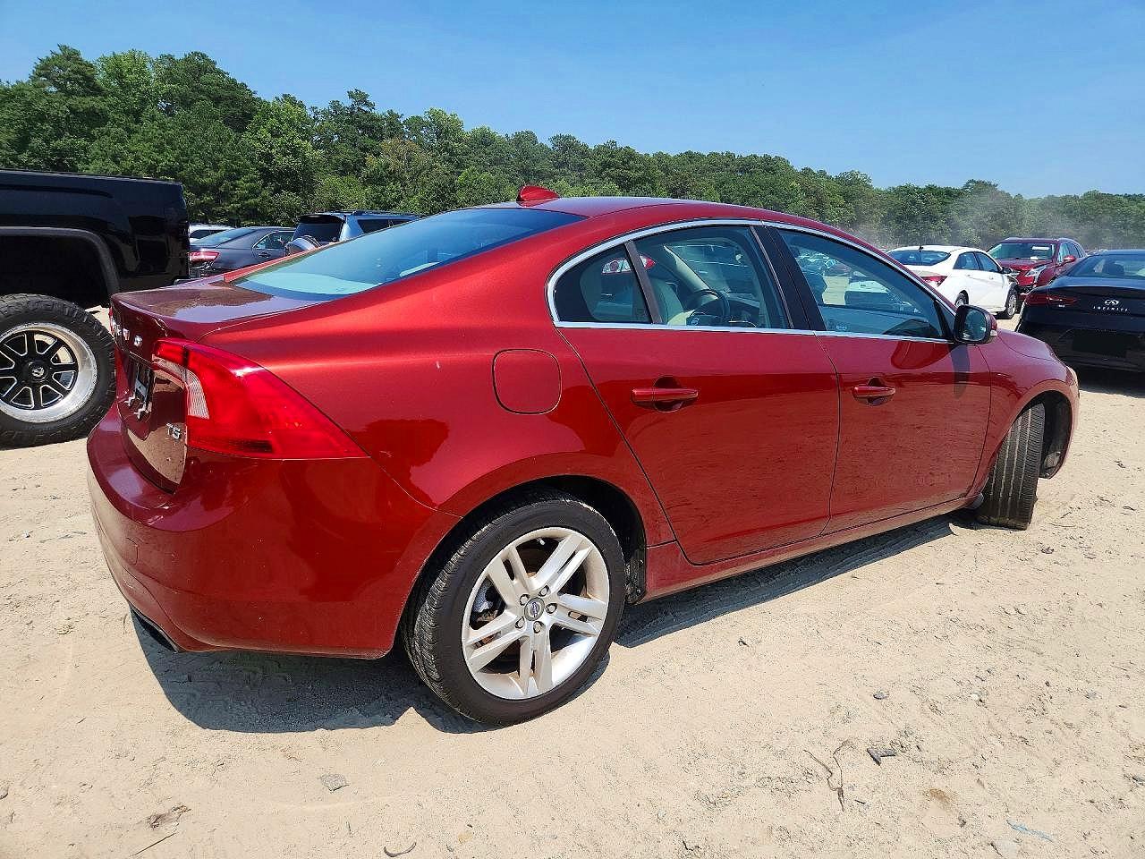 2015 Volvo S60 Premier Red vin: YV126MFK8F1340226