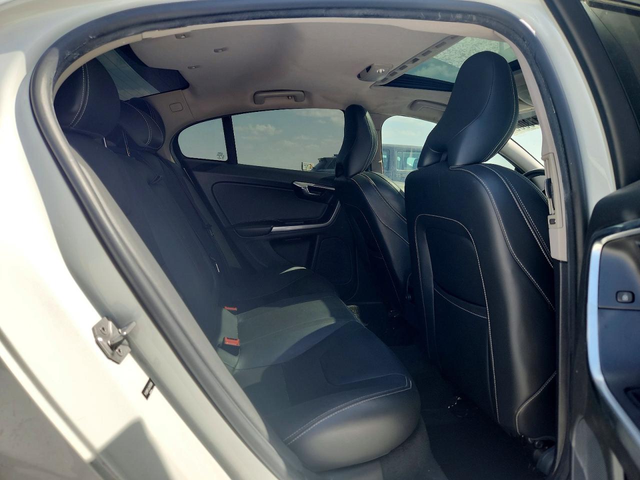 2018 Volvo S60 Dynamic White vin: YV126MFL6J2455869