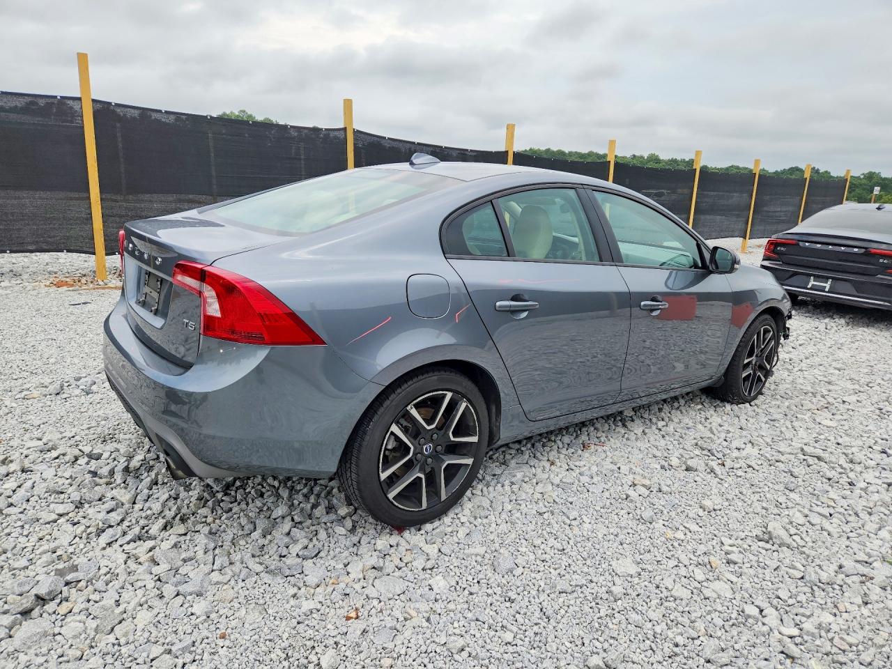2017 Volvo S60 Серебряный vin: YV126MFLXH2423405