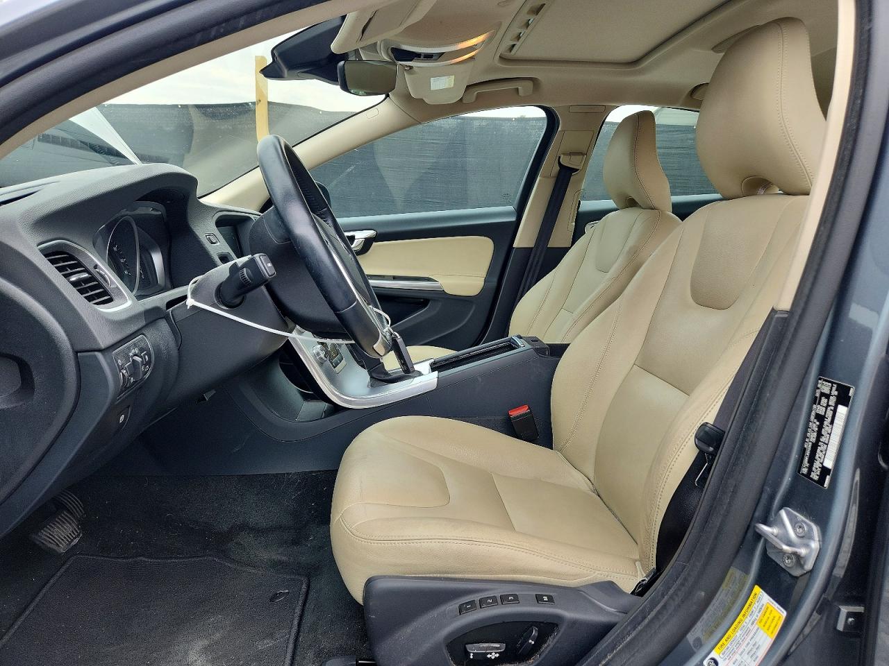 2017 Volvo S60 Серебряный vin: YV126MFLXH2423405