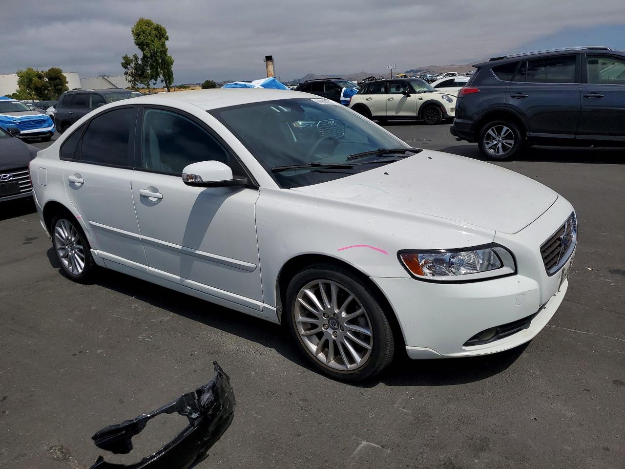 2010 Volvo S40 2.4i White vin: YV1382MS0A2497015