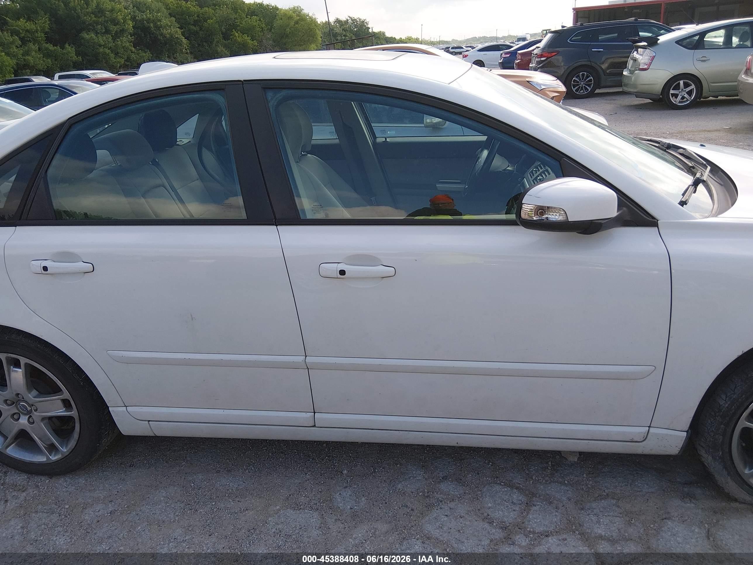 2010 Volvo S40 2.4i White vin: YV1382MS3A2514017